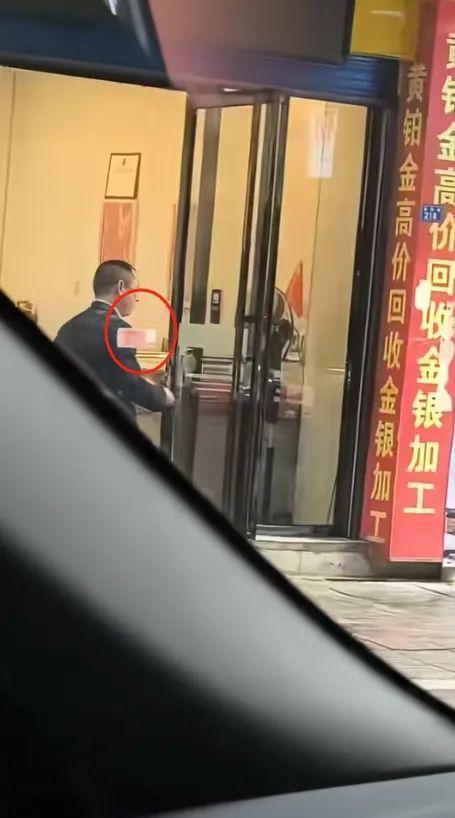 贵州一男子当街大撒百元钞票 真币引发路人围观