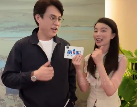 靳东第一顿重庆火锅是重辣：到重庆就流口水，再晚也要吃火锅