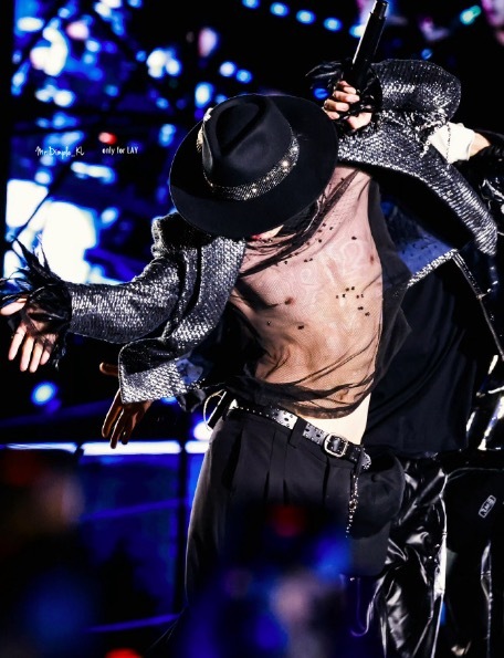 张艺兴的《大花轿》杀疯了 19秒扭肩比心镜头反差萌