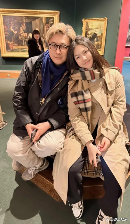 李湘王岳伦陪王诗龄看展爱不减观画温馨瞬间