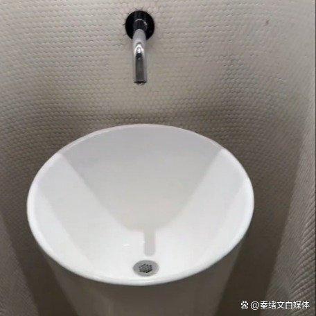 商场男厕洗手台酷似小便池险误用