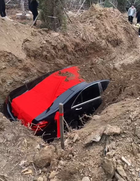 辽宁通报“奔驰土葬”：当事人配合整改 豪车入土引争议