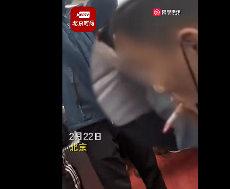 离谱，一男子在北京地铁1号线车厢内抽烟 周围乘客无人制止