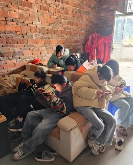 反网游家长全国奔走苦盼孩子回归 呼吁陪伴与引导