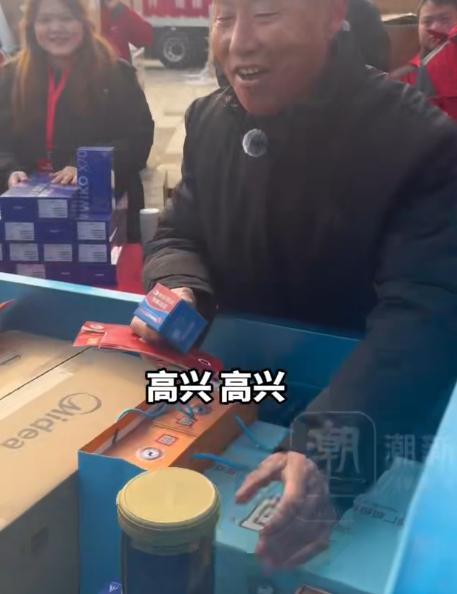 第一个领到刘强东年货大爷发声 高兴开心展示年货
