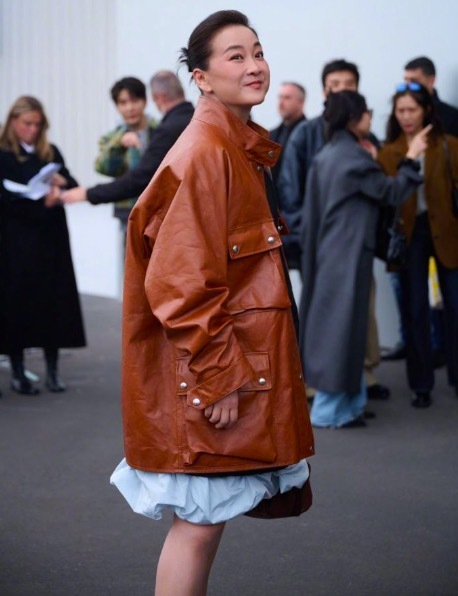 贾玲大导风姿 网友咋舌"温和感吊打完竣滤镜"