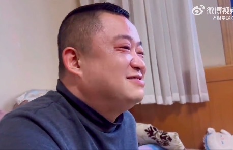 爸爸感动地哭成了蛤蟆的双眼皮