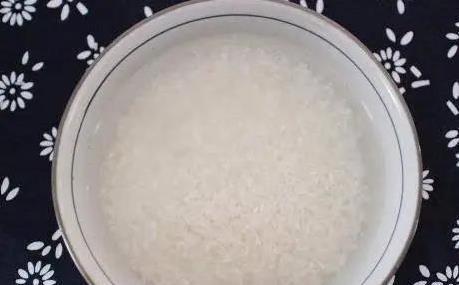 早上20分钟搞定早餐，皮蛋瘦肉粥省钱又好吃，家人抢着喝