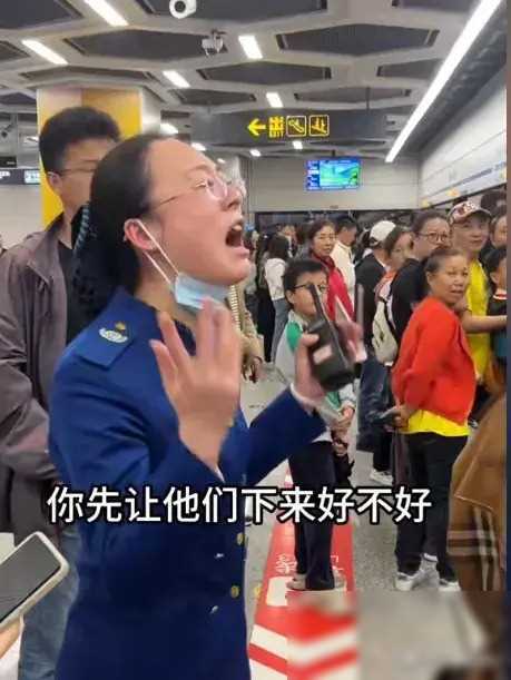 贵阳地铁被“挤爆” 工作人员大哭 乘客失序令人揪心