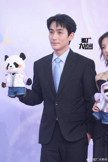 朱一龙张子枫同框走红毯 兄妹默契成焦点