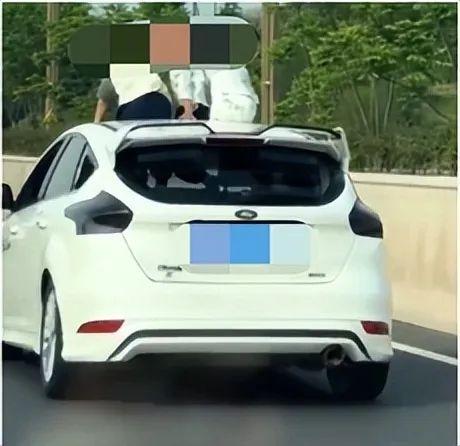 3男孩從汽車天窗探出身體 交警回應(yīng) 違規(guī)行為需核查