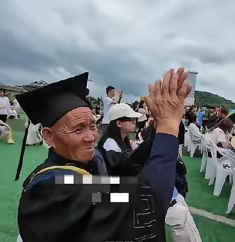 男生毕业典礼请70岁父亲到现场 孝心感动全网