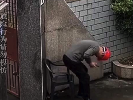 男子坐在墙边休息，不料喇一摘安全帽瓷砖就掉下来砸到脑袋