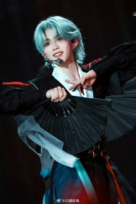 苏新皓弹唱自作曲 深情旋律获赞伟大作品