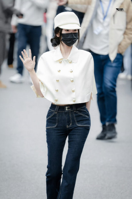 虞书欣已毕给粉丝鞠躬