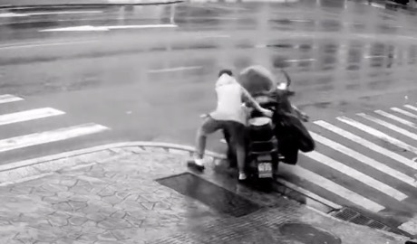 疯牛满街乱跑撞人 公安局回应