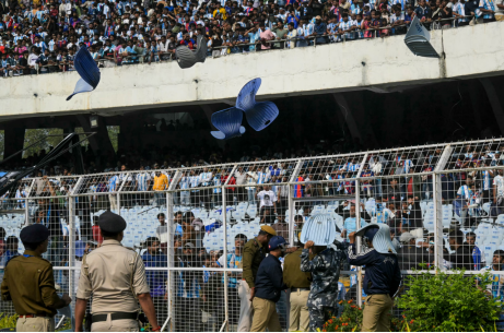 印度球迷暴怒！不滿梅西只待10分鐘+被團(tuán)團(tuán)圍住 千人沖下看臺(tái)砸場 高票價(jià)未見偶像引發(fā)混亂