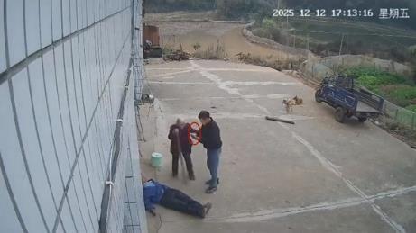 警方通报老人坐门口吃橘子被打倒 打人者短暂释放引争议