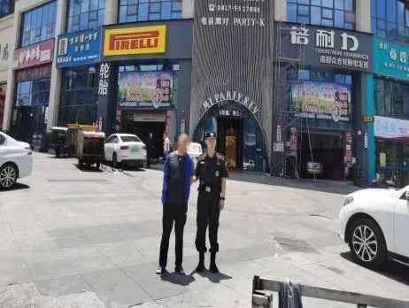 盗窃上瘾了，男子刑满释放后拉车门被警方抓了