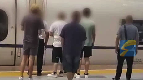 六名男子因抽烟错过高铁集体懵圈 12306回应：可根据当天列车情况免费安排车次