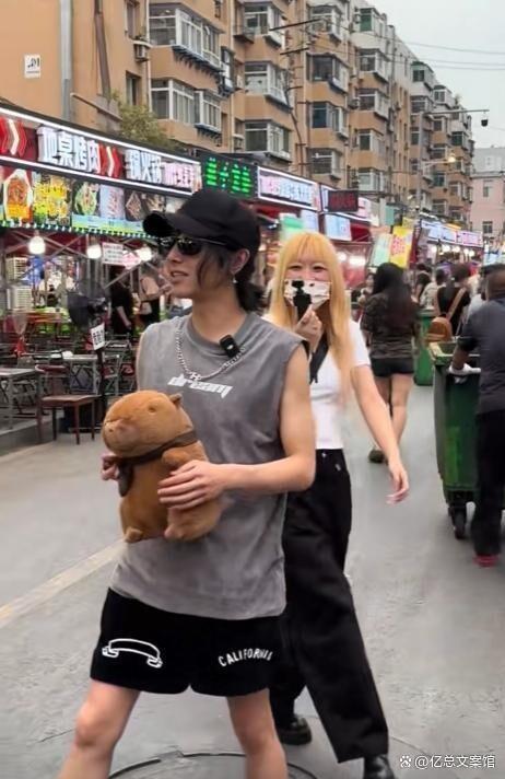 华晨宇因太瘦买不到一稔直呼要增肥 vlog激勉全网热议