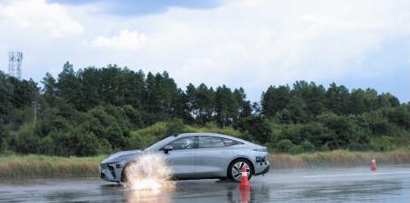 无人机空袭湿滑跑道,星纪元ES极限躲避有多强?