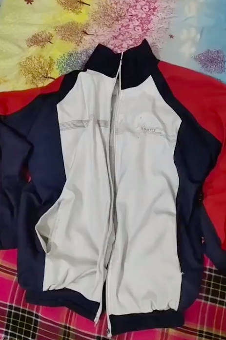男生穿回同学破校服让妈妈帮缝