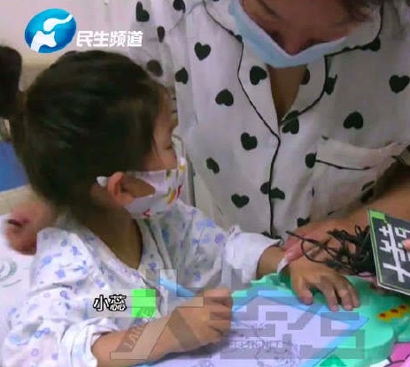 高燒7天確診白血病媽媽自責(zé)痛哭 女兒：別怕媽媽,，我很堅(jiān)強(qiáng)的