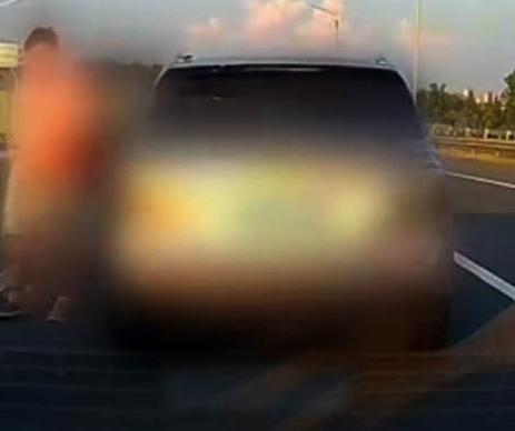 网约车高速路变道两次逼停后方车辆，扬州警方：调查处理中