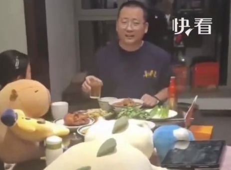 女儿为给爸爸过生日凑了一桌“人脉” 爸爸:高朋满座,胜友如云