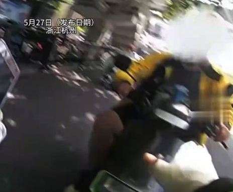 違章稱沒錢交警借錢給外賣小哥：生命更重要,，先保證自己吃上飯