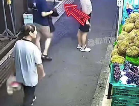 囂張！男子連續(xù)兩天偷同一家店榴蓮