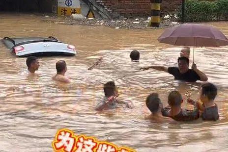 小车被冲入桥洞 警民携手救援 暴雨中的果敢与温度