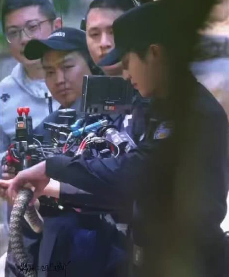 黄景瑜徒手抓蛇路透 网友:又猛又苏这个反差感谁懂