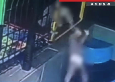 男童游乐场被陌生小孩从1米高台推下