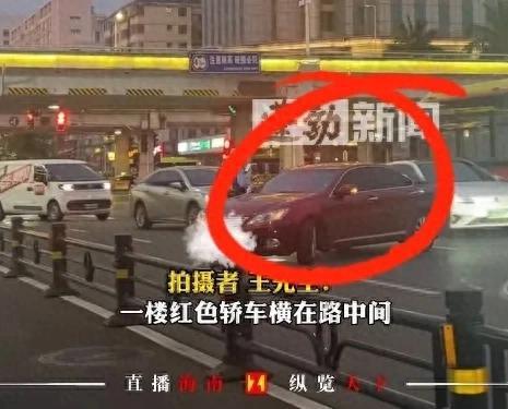 女子将车横停路中间后去了市集！交警关连回绝电话