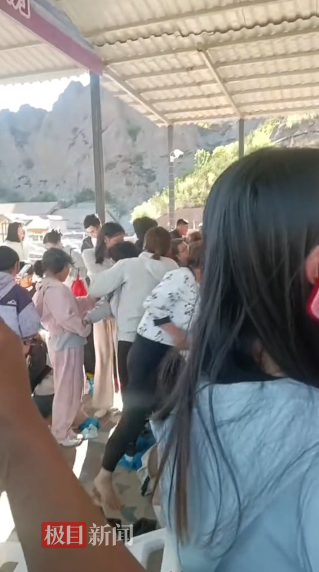 景區(qū)飛天魔毯失控游客被甩出 設(shè)備故障疑引發(fā)事故