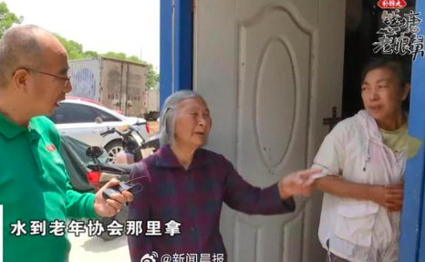 俩儿子住高楼88岁母亲住工棚 主持人怒斥不孝天理难容
