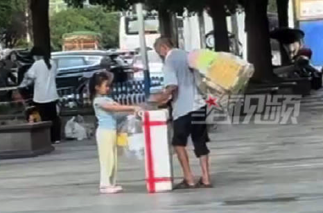 6岁娃连续4年给拾荒老人送空瓶 妈妈记录温暖日常