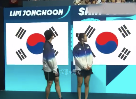 韩国选手先看一眼国旗放没放正确