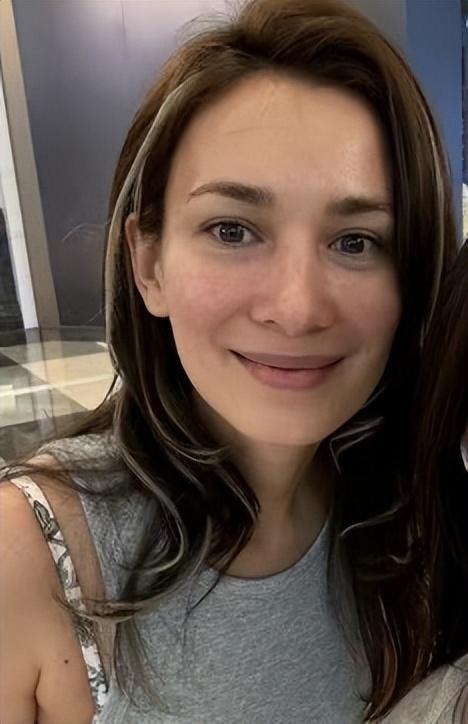 卢靖姗带女儿度假素颜与粉丝合影黑眼圈雀斑明显2