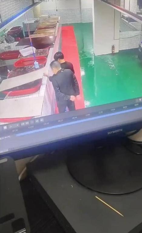 俩男子掀鱼摊盖板致鱼缺氧死亡 摊主希望对方承担