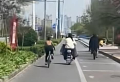 赤膊男孩多次騎跑他人自行車 引發(fā)網友熱議,！