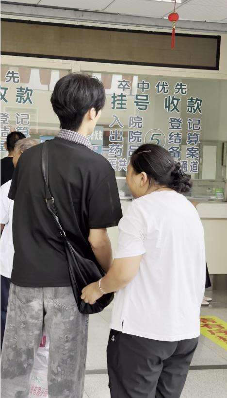 21岁大学生牵着视障妈妈去看病