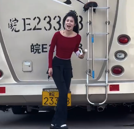 趙昭儀醉酒被攙扶進車里,！趙昭儀火了都有狗仔蹲點拍攝了