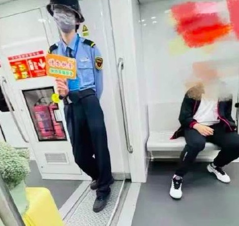 網(wǎng)友被地鐵工作人員舉牌提醒可愛到了！地鐵上拆薯片工作人員舉著“請(qǐng)勿飲食”提示