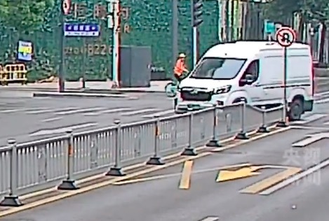 货车卸货钥匙没拔竟被醉汉开走 民警紧急截停