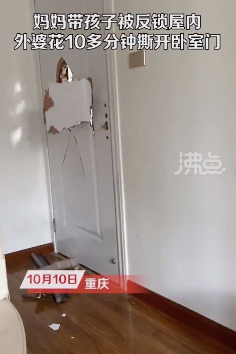 妈妈带孩子被反锁屋内外婆徒手撕门