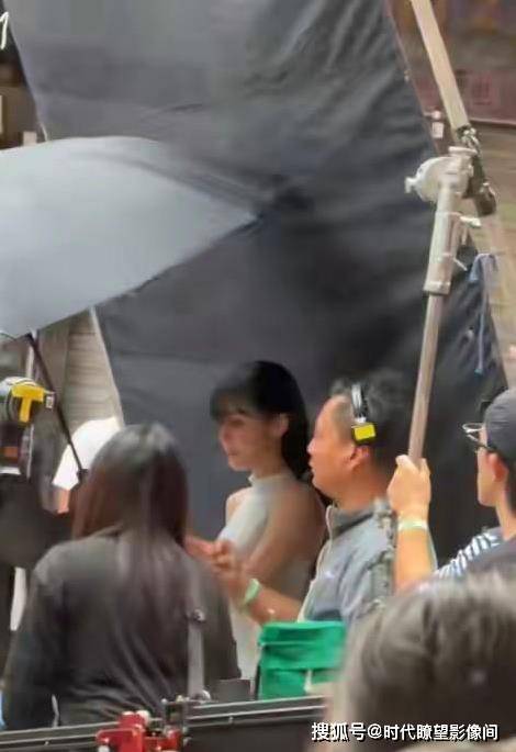 迪丽热巴直播引粉丝心疼,呼吁其休息调整状态