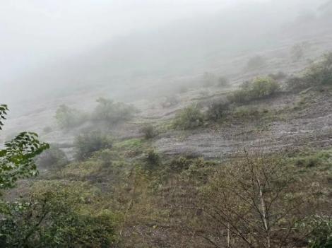 雷雨大风裹挟冰雹突袭华山景区